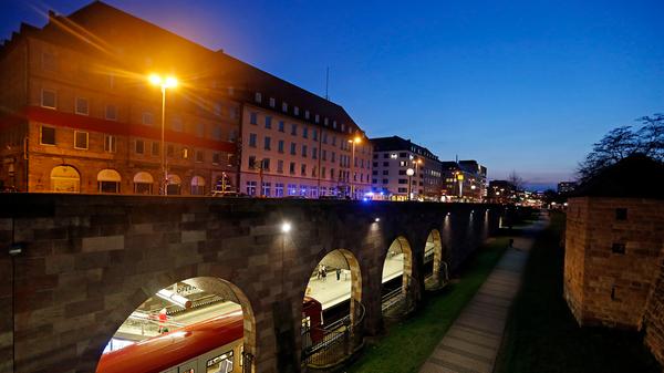 Zwischen den beiden wichtigsten U-Bahn-Knotenpunkten Nürnbergs, dem Hauptbahnhof und dem Plärrer, liegt die Haltestelle Opernhaus. Dort steigen jeden Werktag 14.900 Leute ein und aus.