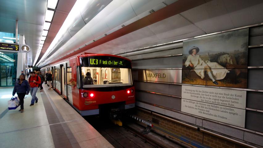 Zu Ehren von König Maximilian II. wurde diese Haltestelle Maxfeld genannt. 14.500 Fahrgäste nutzen die U-Bahn dort jeden Werktag.