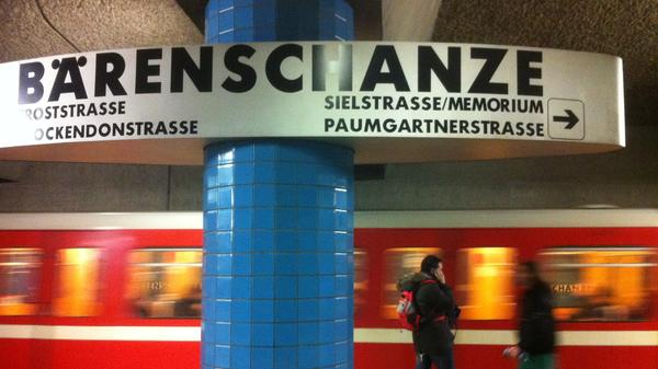 Die Haltestelle Bärenschanze ist nach dem gleichnamigen Stadtteil benannt. Dessen Benennung wiederum geht wohl auf die Tatsache zurück, dass im ausgehenden Mittelalter in diesem Bereich Bären in Nürnberg gehalten wurden. Keine 14.000 Bären, aber dafür Menschen steigen dort ein und aus.