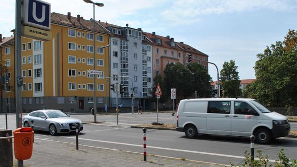 Der Maffeiplatz ist nach dem bayerischen Großindustriellen Joseph Anton von Maffei (1790–1870) benannt. 13.900 Fahrgäste steigen dort ein und aus.