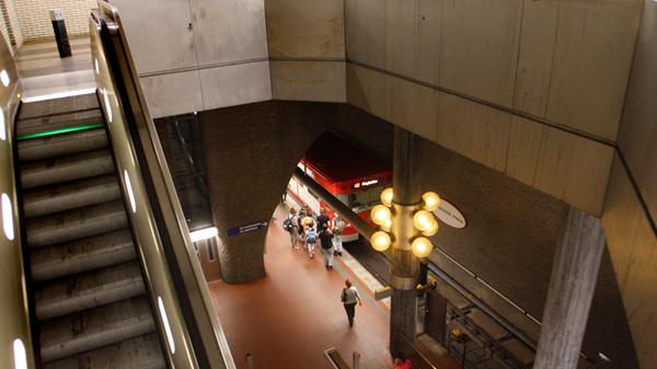 Seit dem 14. Juni 2008 ist er der Trennungsbahnhof für die Linien U2/U3 - dort gabelt sich der Streckenverlauf. An der Rothenburger Straße steigen jeden Werktag 13.400 Menschen ein und aus.