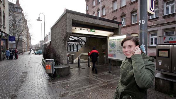 Am 28. Januar 1984 wurde der U-Bahnhof St. Leonhard eröffnet. Er wird von der Linie U2 abgefahren, die im Schnitt 12.200 Fahrgäste dorthin transportiert oder dort abholt.