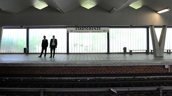 Zunächst war die Haltestelle für die Straßenbahn geöffnet, 1981 erfolgte eine etwa einjährige Umbauphase, um sie auf U-Bahn-Standard zu bringen. 11.200 Menschen nutzen die Stadtgrenze auch heute noch.