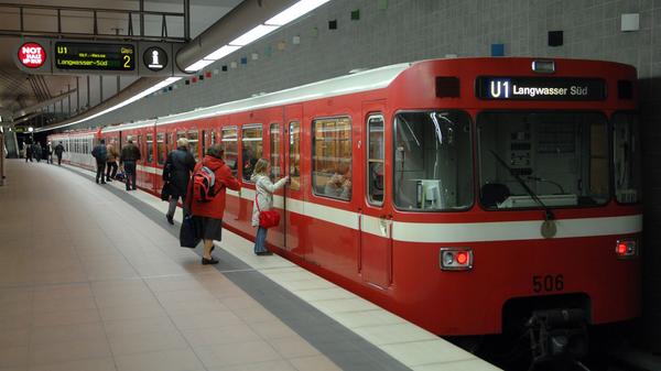 Von U-Bahnhof Fürth Rathaus führt die Strecke unter dem Gänsbergviertel und der Rednitz hindurch zum Bahnhof Fürth Stadthalle, wo täglich 5200 Pendler ein- und aussteigen. Im weiteren Verlauf geht es unter dem Scherbsgraben und dem Kellerberg hindurch bis zum Bahnhof Fürth Klinikum.