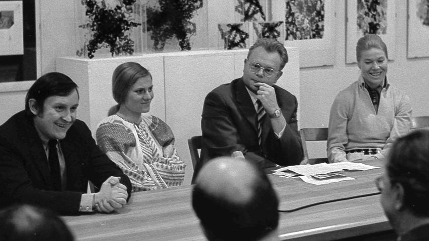 Diskussion mit den Preisträgern: von links Herbert Carl Traue, Monika Kraußer, Dr. Glaser, Christa Rudloff. Hier geht es zum Artikel vom 23. Dezember 1969: Per Interview und Tonband