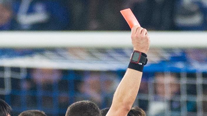 Nach der Roten Karte gegen Schalke-Keeper Alexander Nübel im Spiel gegen Eintracht Frankfurt steht nun die länge der Sperre fest.