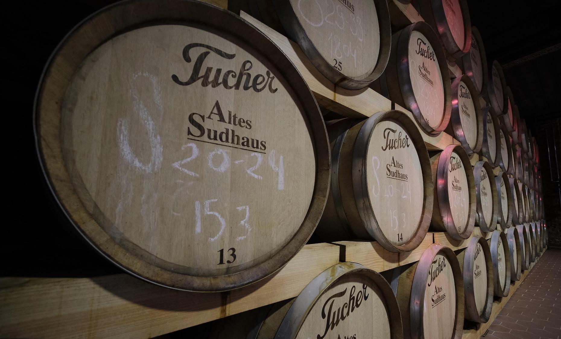 Rotbier: Auch wenn es der örtlichen Konkurrenz nicht gefällt, hier hat die große Brauerei einen echten Treffer gelandet. Die alten Rezepturen aus der Zeit, als Nürnberg noch eine freie Reichsstadt und nicht zuletzt auch Biermetropole war, gepaart mit echter Braukunst und dem Kniff der Holzfasslagerung bringen einzigartigen Geschmack in den Krug.