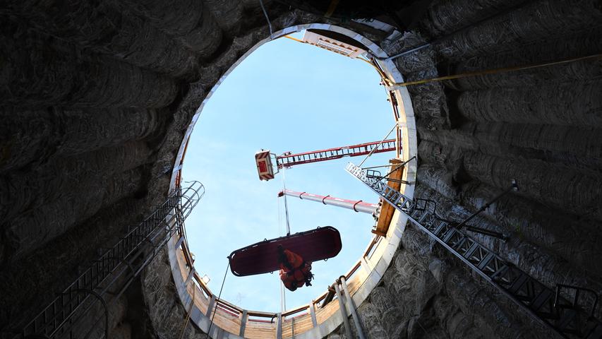 Übung in Nürnberg: Arbeiter aus 21-Meter-Schacht 