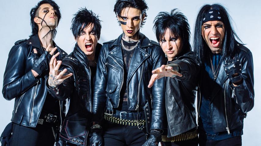 Die Musikvideos der Black Veil Brides, zu deutsch 'Bräute mit schwarzem Schleier', haben über eine halbe Milliarde Aufrufe. Das aktuelle Album Vale landete auf Platz 1 der Billboard Charts für Hard-Rock-Alben.