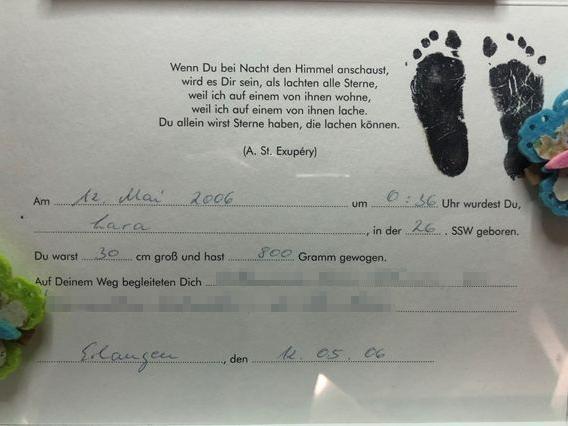 Ein Fußabdruck, die Geburtsdaten und ein Zitat: Kerstin hat das Dokument aus der Klinik eingerahmt und geschmückt.