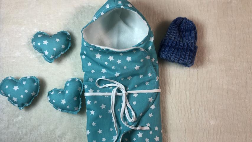 In Handarbeit stellen die Mitglieder vom Verein "Sternenkinder in Franken" Kleidung und Andenken her. In Handarbeit stellen die Mitglieder vom Verein "Sternenkinder in Franken" Kleidung und Andenken her.