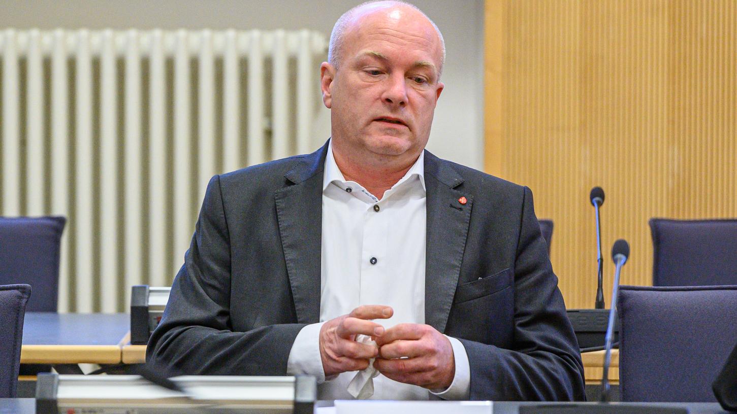Joachim Wolbergs, suspendierter Oberbürgermeister von Regensburg, im Verhandlungssaal im Landgericht.