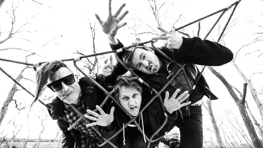 Im Frühling 2015 ging die 2011 gegründete Stuttgarter Punkrock- beziehungsweise Indie-Rock-Band auf ihre erste eigene Headliner-Tour durch Deutschland, Österreich und die Schweiz und traten im August dann vor mehr als 70.000 Zuschauern als eine von drei Vorbands für Die Toten Hosen in Leipzig auf. Die Band wurde nach dem Nachnamen des Sängers und Gitarristen Beat Schmutz benannt und hat inzwischen drei Alben und drei EPs veröffentlicht.
