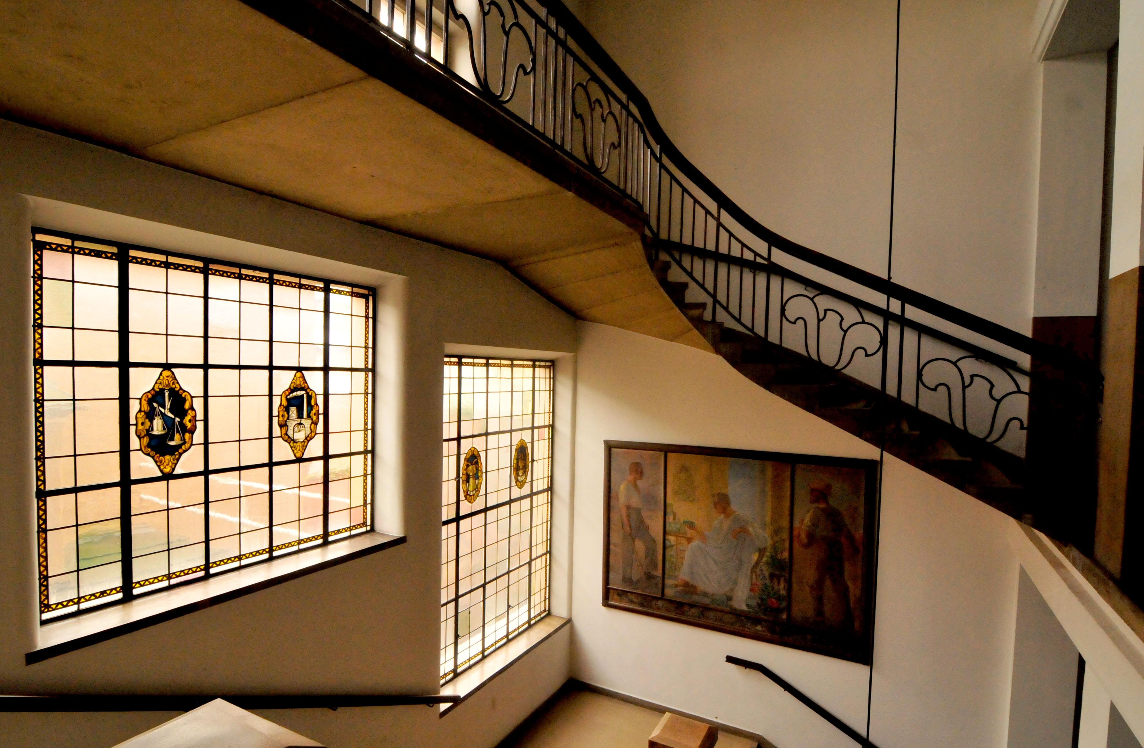 Ein markantes historisches Gebäude der FAU befindet sich in der Schuhstraße. Mit der Errichtung des Instituts für Angewandte Chemie wurde noch im Jahr des Ausbruchs des Ersten Weltkrieges begonnen; die Fertigstellung verzögerte sich aber aufgrund der kriegsbedingten Schwierigkeiten, so dass das Gebäude (nach Vollendung des Rohbaus 1916) erst im Oktober 1920 bezogen werden konnte.