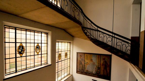 Ein markantes historisches Gebäude der FAU befindet sich in der Schuhstraße. Mit der Errichtung des Instituts für Angewandte Chemie wurde noch im Jahr des Ausbruchs des Ersten Weltkrieges begonnen; die Fertigstellung verzögerte sich aber aufgrund der kriegsbedingten Schwierigkeiten, so dass das Gebäude (nach Vollendung des Rohbaus 1916) erst im Oktober 1920 bezogen werden konnte.