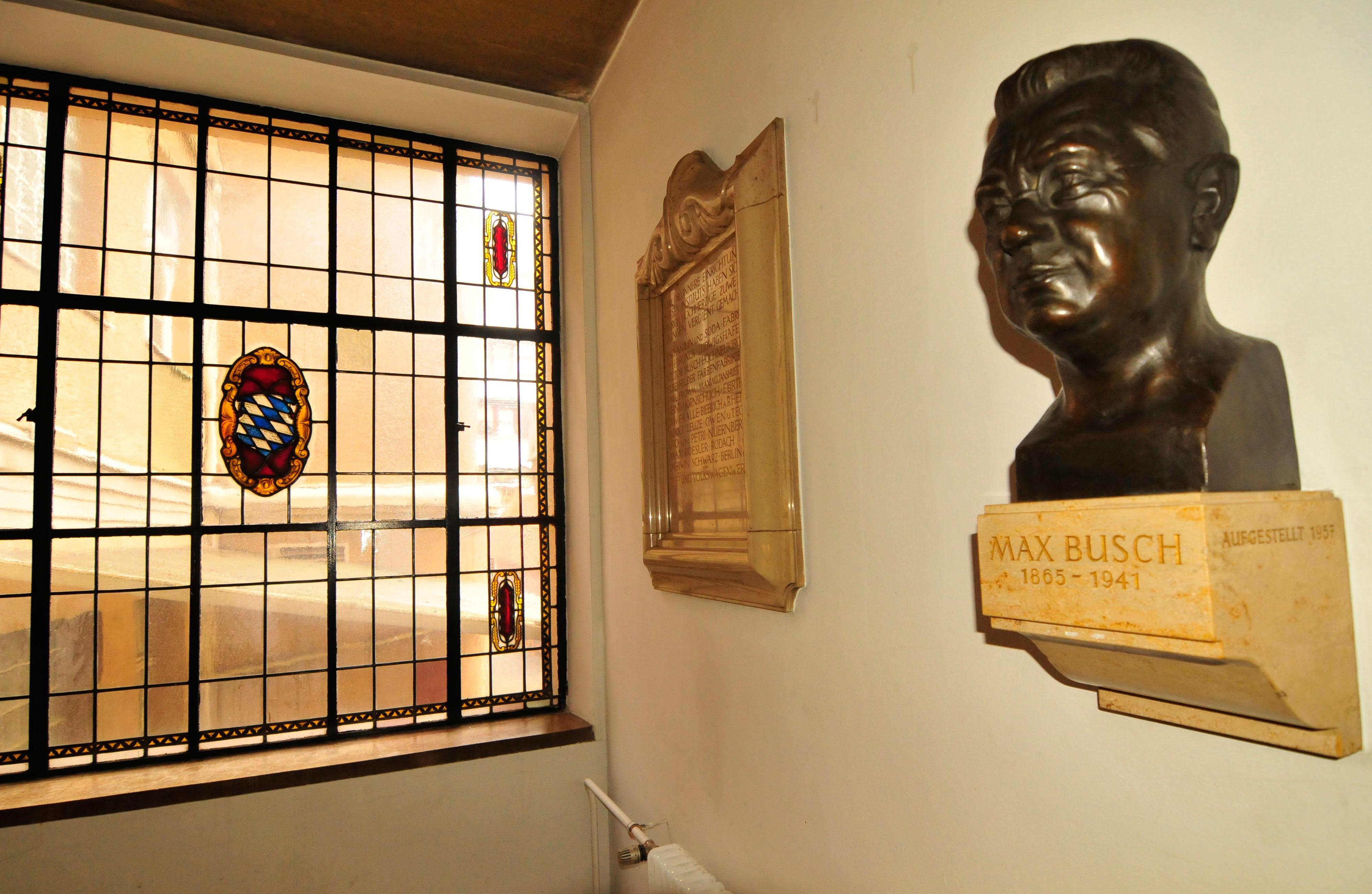 Ein markantes historisches Gebäude der FAU befindet sich in der Schuhstraße. Mit der Errichtung des Instituts für Angewandte Chemie wurde noch im Jahr des Ausbruchs des Ersten Weltkrieges begonnen; die Fertigstellung verzögerte sich aber aufgrund der kriegsbedingten Schwierigkeiten, so dass das Gebäude (nach Vollendung des Rohbaus 1916) erst im Oktober 1920 bezogen werden konnte.