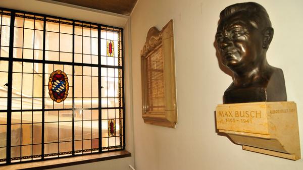 Ein markantes historisches Gebäude der FAU befindet sich in der Schuhstraße. Mit der Errichtung des Instituts für Angewandte Chemie wurde noch im Jahr des Ausbruchs des Ersten Weltkrieges begonnen; die Fertigstellung verzögerte sich aber aufgrund der kriegsbedingten Schwierigkeiten, so dass das Gebäude (nach Vollendung des Rohbaus 1916) erst im Oktober 1920 bezogen werden konnte.