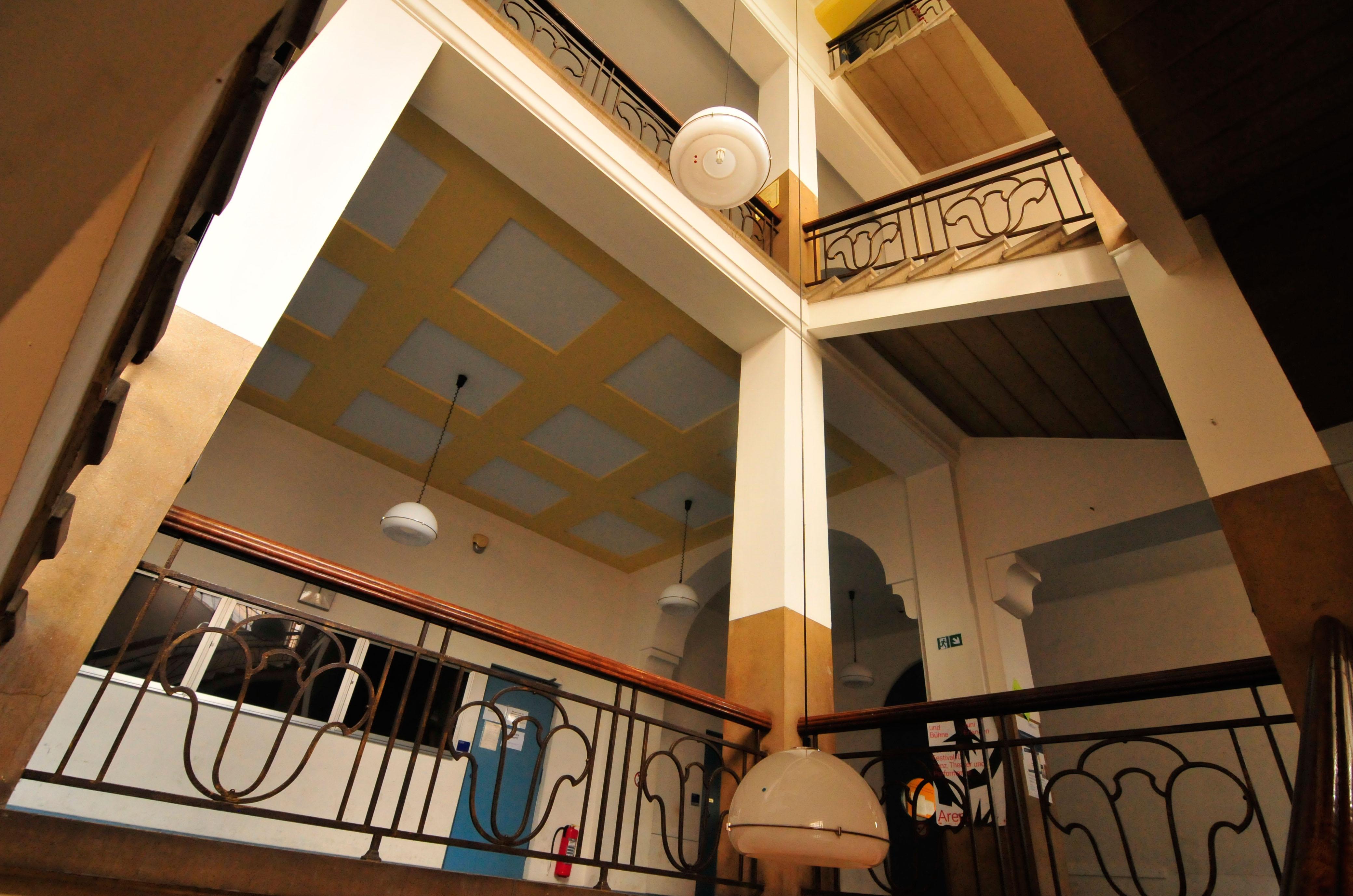 Ein markantes historisches Gebäude der FAU befindet sich in der Schuhstraße. Mit der Errichtung des Instituts für Angewandte Chemie wurde noch im Jahr des Ausbruchs des Ersten Weltkrieges begonnen; die Fertigstellung verzögerte sich aber aufgrund der kriegsbedingten Schwierigkeiten, so dass das Gebäude (nach Vollendung des Rohbaus 1916) erst im Oktober 1920 bezogen werden konnte.