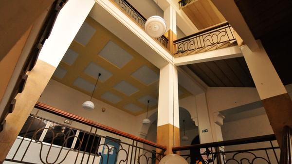 Ein markantes historisches Gebäude der FAU befindet sich in der Schuhstraße. Mit der Errichtung des Instituts für Angewandte Chemie wurde noch im Jahr des Ausbruchs des Ersten Weltkrieges begonnen; die Fertigstellung verzögerte sich aber aufgrund der kriegsbedingten Schwierigkeiten, so dass das Gebäude (nach Vollendung des Rohbaus 1916) erst im Oktober 1920 bezogen werden konnte.