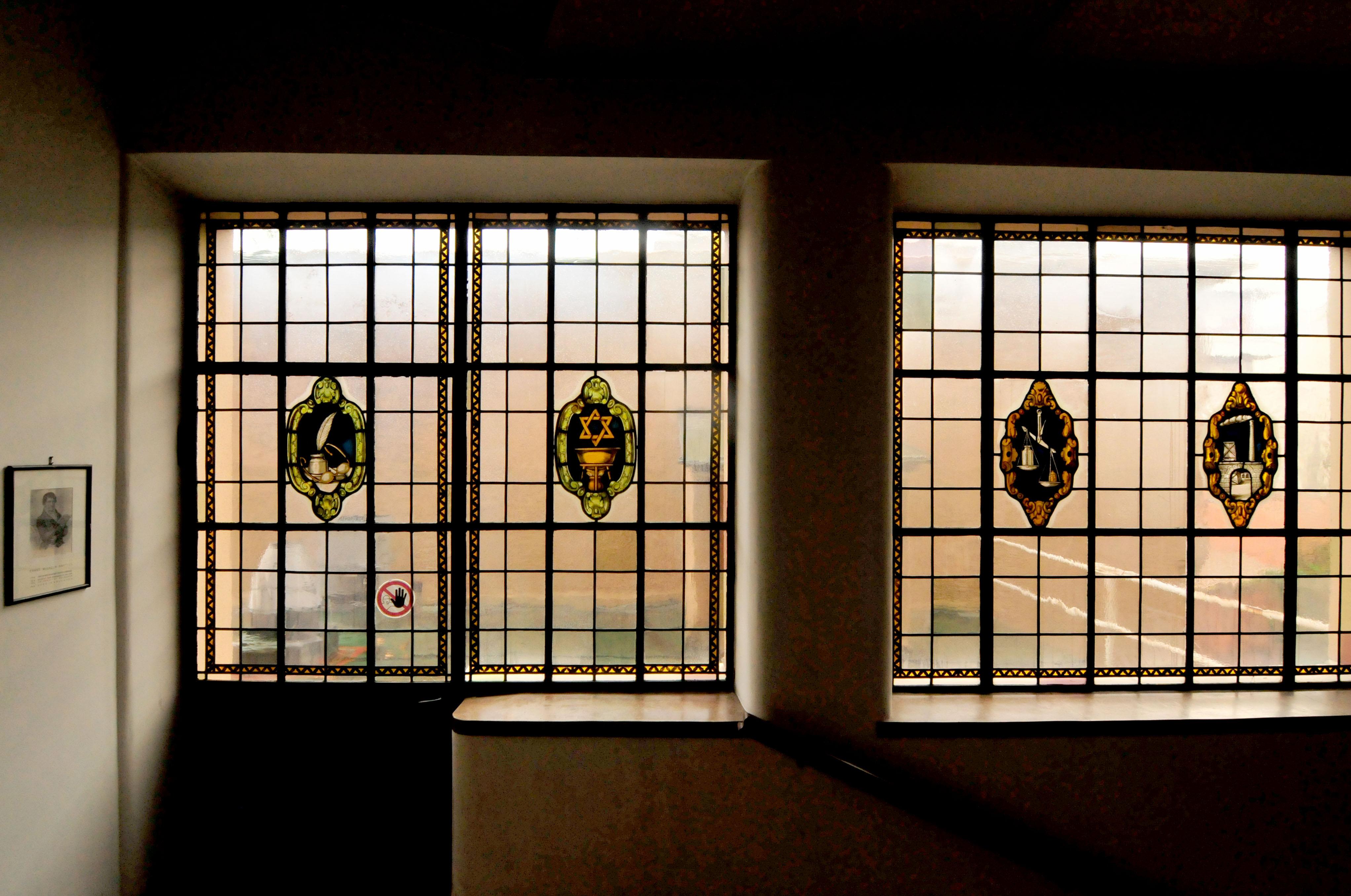 Ein markantes historisches Gebäude der FAU befindet sich in der Schuhstraße. Mit der Errichtung des Instituts für Angewandte Chemie wurde noch im Jahr des Ausbruchs des Ersten Weltkrieges begonnen; die Fertigstellung verzögerte sich aber aufgrund der kriegsbedingten Schwierigkeiten, so dass das Gebäude (nach Vollendung des Rohbaus 1916) erst im Oktober 1920 bezogen werden konnte.