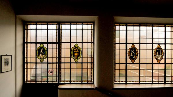 Ein markantes historisches Gebäude der FAU befindet sich in der Schuhstraße. Mit der Errichtung des Instituts für Angewandte Chemie wurde noch im Jahr des Ausbruchs des Ersten Weltkrieges begonnen; die Fertigstellung verzögerte sich aber aufgrund der kriegsbedingten Schwierigkeiten, so dass das Gebäude (nach Vollendung des Rohbaus 1916) erst im Oktober 1920 bezogen werden konnte.