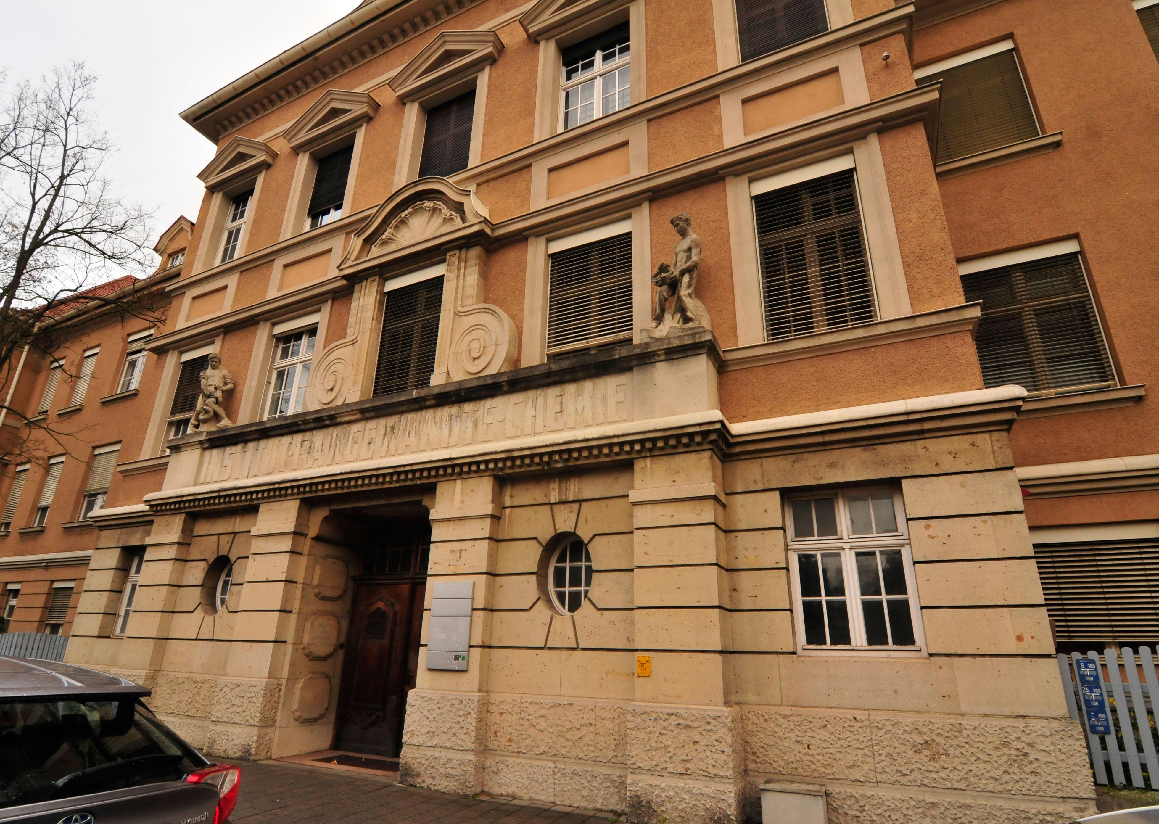 Ein markantes historisches Gebäude der FAU befindet sich in der Schuhstraße. Mit der Errichtung des Instituts für Angewandte Chemie wurde noch im Jahr des Ausbruchs des Ersten Weltkrieges begonnen; die Fertigstellung verzögerte sich aber aufgrund der kriegsbedingten Schwierigkeiten, so dass das Gebäude (nach Vollendung des Rohbaus 1916) erst im Oktober 1920 bezogen werden konnte.
