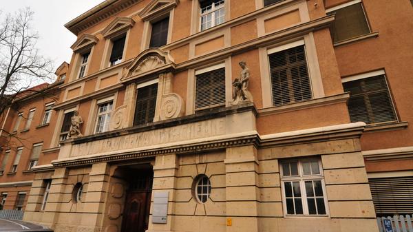 Ein markantes historisches Gebäude der FAU befindet sich in der Schuhstraße. Mit der Errichtung des Instituts für Angewandte Chemie wurde noch im Jahr des Ausbruchs des Ersten Weltkrieges begonnen; die Fertigstellung verzögerte sich aber aufgrund der kriegsbedingten Schwierigkeiten, so dass das Gebäude (nach Vollendung des Rohbaus 1916) erst im Oktober 1920 bezogen werden konnte.