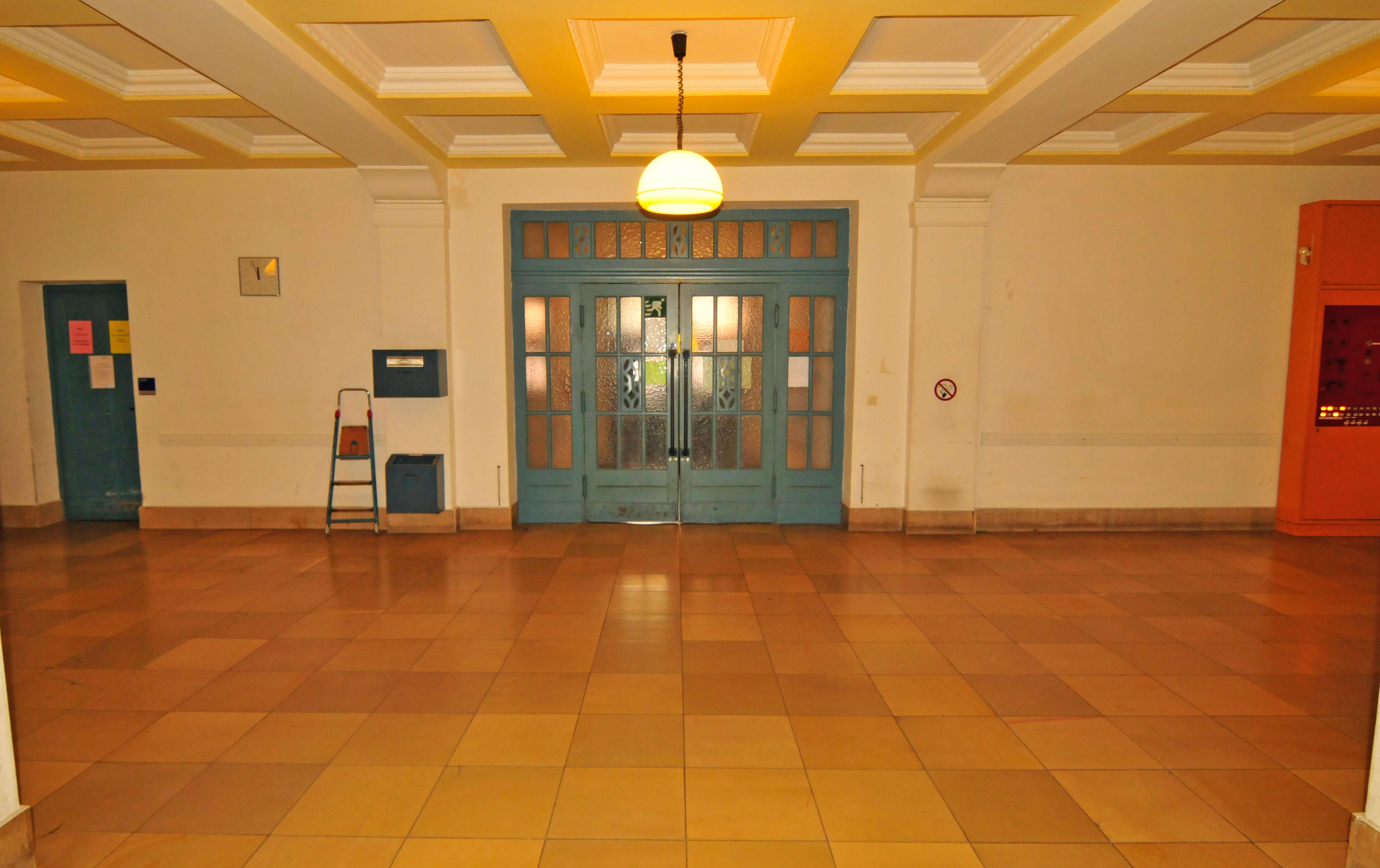 Ein markantes historisches Gebäude der FAU befindet sich in der Schuhstraße. Mit der Errichtung des Instituts für Angewandte Chemie wurde noch im Jahr des Ausbruchs des Ersten Weltkrieges begonnen; die Fertigstellung verzögerte sich aber aufgrund der kriegsbedingten Schwierigkeiten, so dass das Gebäude (nach Vollendung des Rohbaus 1916) erst im Oktober 1920 bezogen werden konnte.