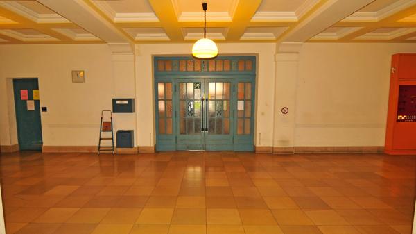 Ein markantes historisches Gebäude der FAU befindet sich in der Schuhstraße. Mit der Errichtung des Instituts für Angewandte Chemie wurde noch im Jahr des Ausbruchs des Ersten Weltkrieges begonnen; die Fertigstellung verzögerte sich aber aufgrund der kriegsbedingten Schwierigkeiten, so dass das Gebäude (nach Vollendung des Rohbaus 1916) erst im Oktober 1920 bezogen werden konnte.