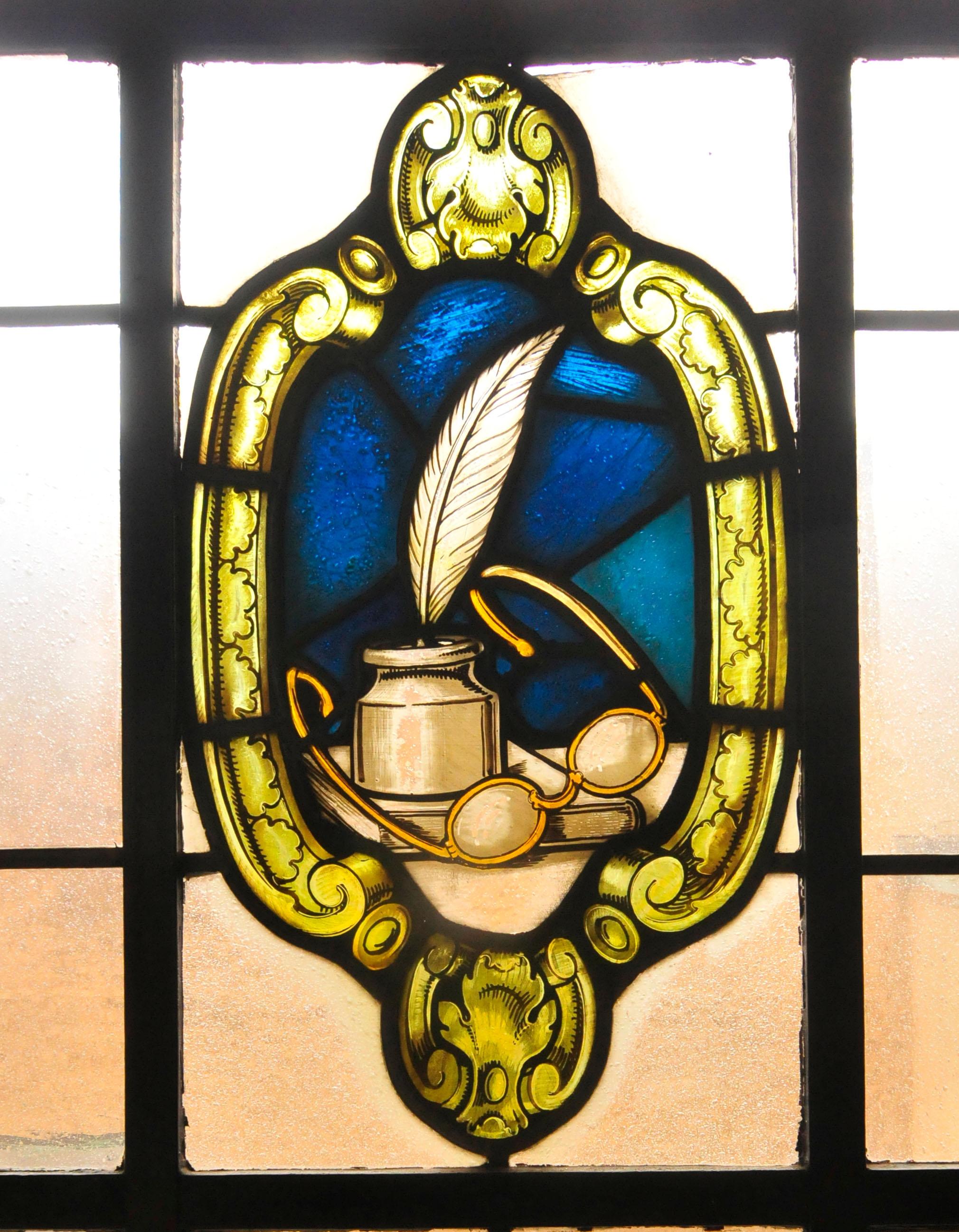 Ein markantes historisches Gebäude der FAU befindet sich in der Schuhstraße. Mit der Errichtung des Instituts für Angewandte Chemie wurde noch im Jahr des Ausbruchs des Ersten Weltkrieges begonnen; die Fertigstellung verzögerte sich aber aufgrund der kriegsbedingten Schwierigkeiten, so dass das Gebäude (nach Vollendung des Rohbaus 1916) erst im Oktober 1920 bezogen werden konnte.