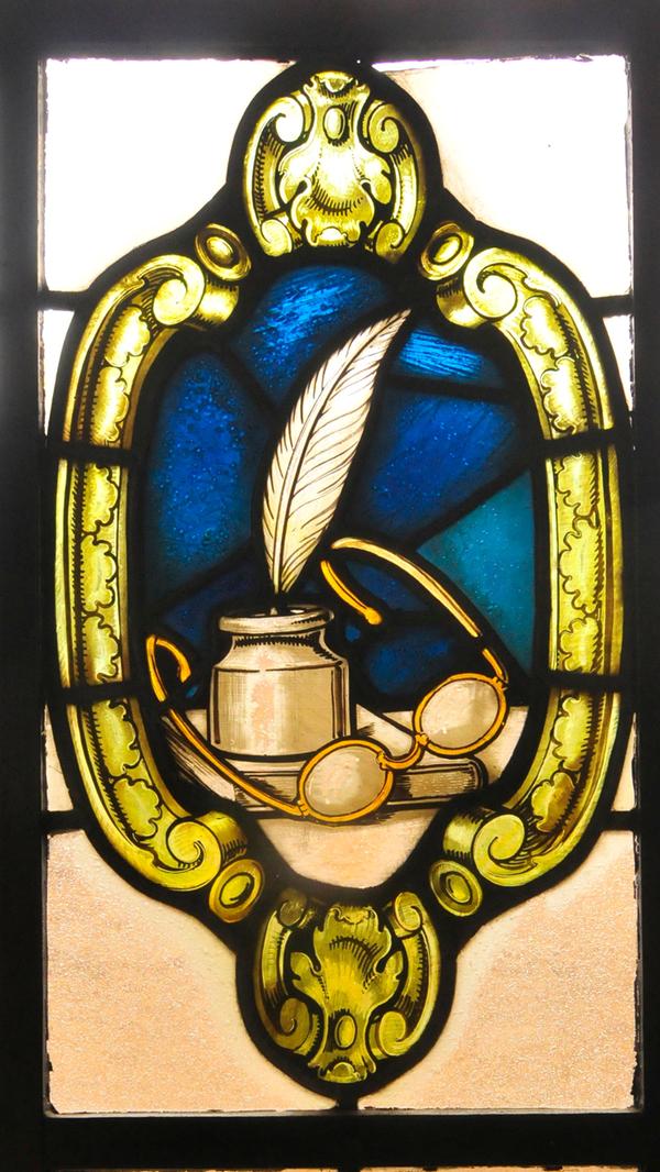 Ein markantes historisches Gebäude der FAU befindet sich in der Schuhstraße. Mit der Errichtung des Instituts für Angewandte Chemie wurde noch im Jahr des Ausbruchs des Ersten Weltkrieges begonnen; die Fertigstellung verzögerte sich aber aufgrund der kriegsbedingten Schwierigkeiten, so dass das Gebäude (nach Vollendung des Rohbaus 1916) erst im Oktober 1920 bezogen werden konnte.