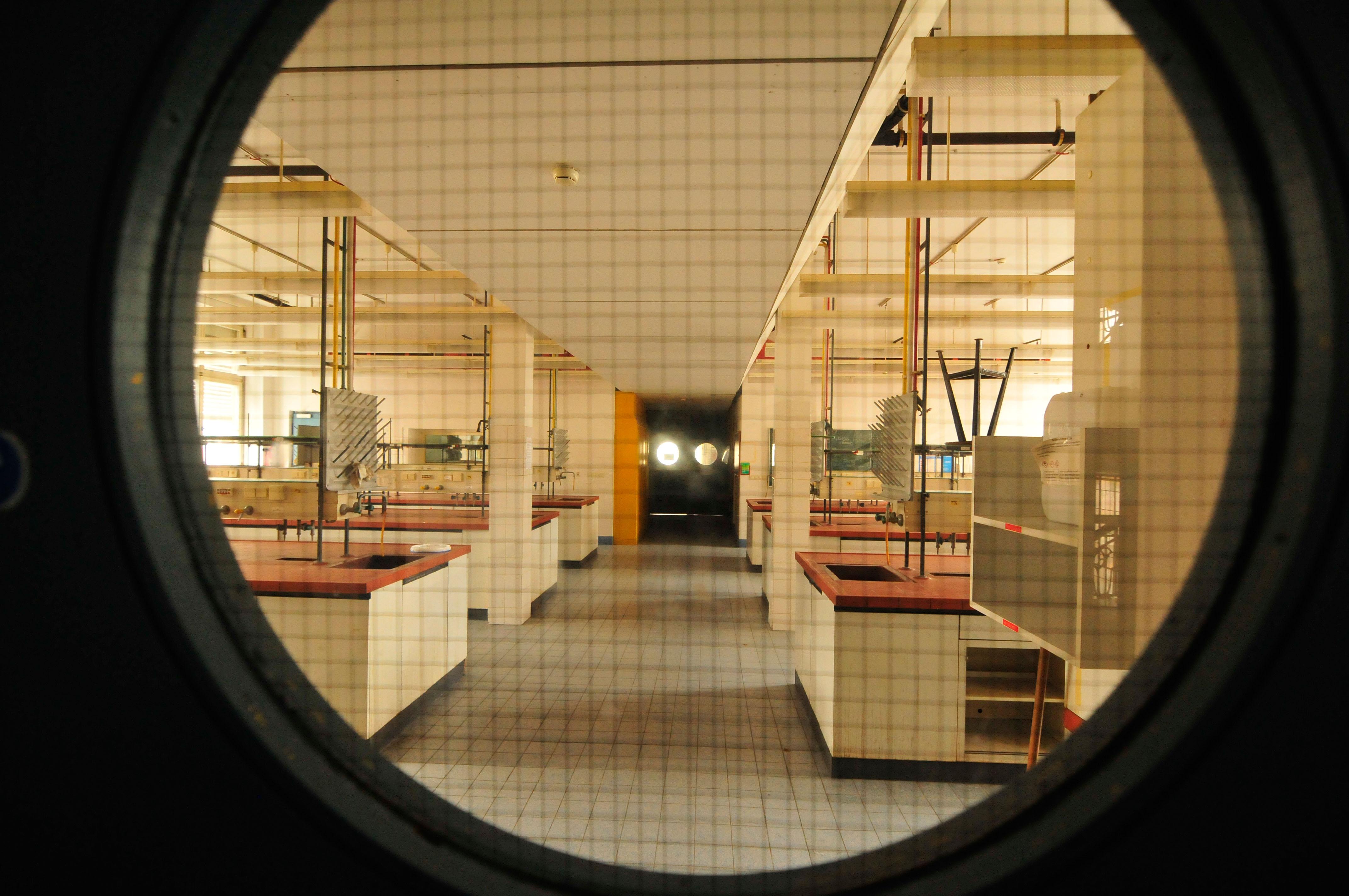 Ein markantes historisches Gebäude der FAU befindet sich in der Schuhstraße. Mit der Errichtung des Instituts für Angewandte Chemie wurde noch im Jahr des Ausbruchs des Ersten Weltkrieges begonnen; die Fertigstellung verzögerte sich aber aufgrund der kriegsbedingten Schwierigkeiten, so dass das Gebäude (nach Vollendung des Rohbaus 1916) erst im Oktober 1920 bezogen werden konnte.