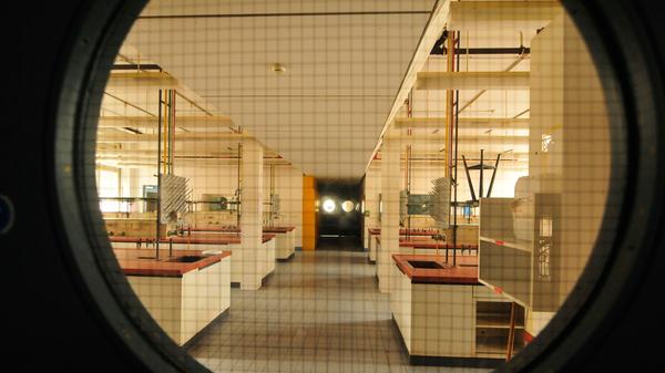 Ein markantes historisches Gebäude der FAU befindet sich in der Schuhstraße. Mit der Errichtung des Instituts für Angewandte Chemie wurde noch im Jahr des Ausbruchs des Ersten Weltkrieges begonnen; die Fertigstellung verzögerte sich aber aufgrund der kriegsbedingten Schwierigkeiten, so dass das Gebäude (nach Vollendung des Rohbaus 1916) erst im Oktober 1920 bezogen werden konnte.