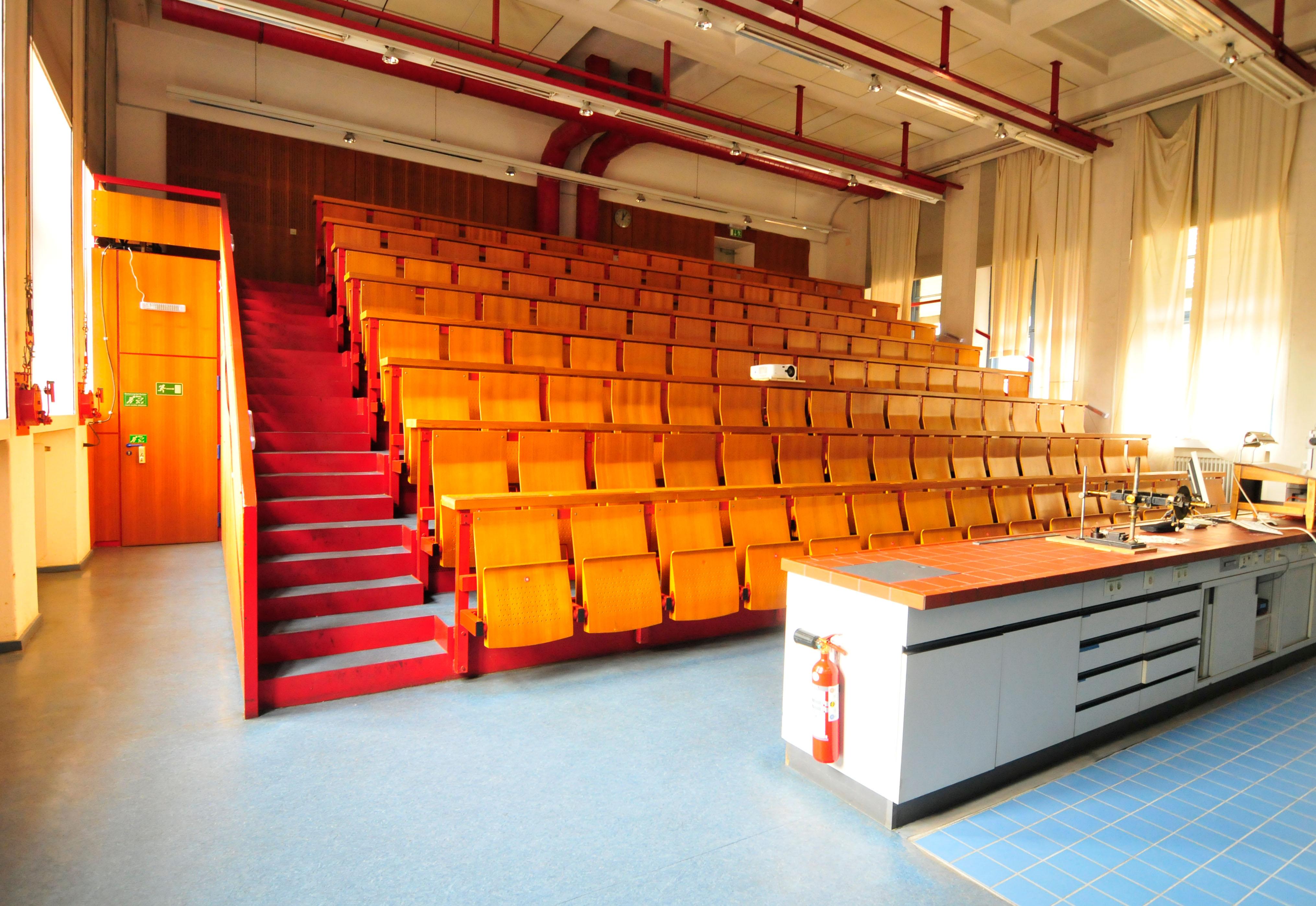 Ein markantes historisches Gebäude der FAU befindet sich in der Schuhstraße. Mit der Errichtung des Instituts für Angewandte Chemie wurde noch im Jahr des Ausbruchs des Ersten Weltkrieges begonnen; die Fertigstellung verzögerte sich aber aufgrund der kriegsbedingten Schwierigkeiten, so dass das Gebäude (nach Vollendung des Rohbaus 1916) erst im Oktober 1920 bezogen werden konnte.