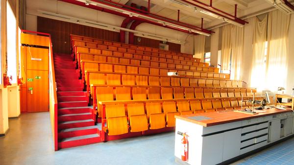 Ein markantes historisches Gebäude der FAU befindet sich in der Schuhstraße. Mit der Errichtung des Instituts für Angewandte Chemie wurde noch im Jahr des Ausbruchs des Ersten Weltkrieges begonnen; die Fertigstellung verzögerte sich aber aufgrund der kriegsbedingten Schwierigkeiten, so dass das Gebäude (nach Vollendung des Rohbaus 1916) erst im Oktober 1920 bezogen werden konnte.