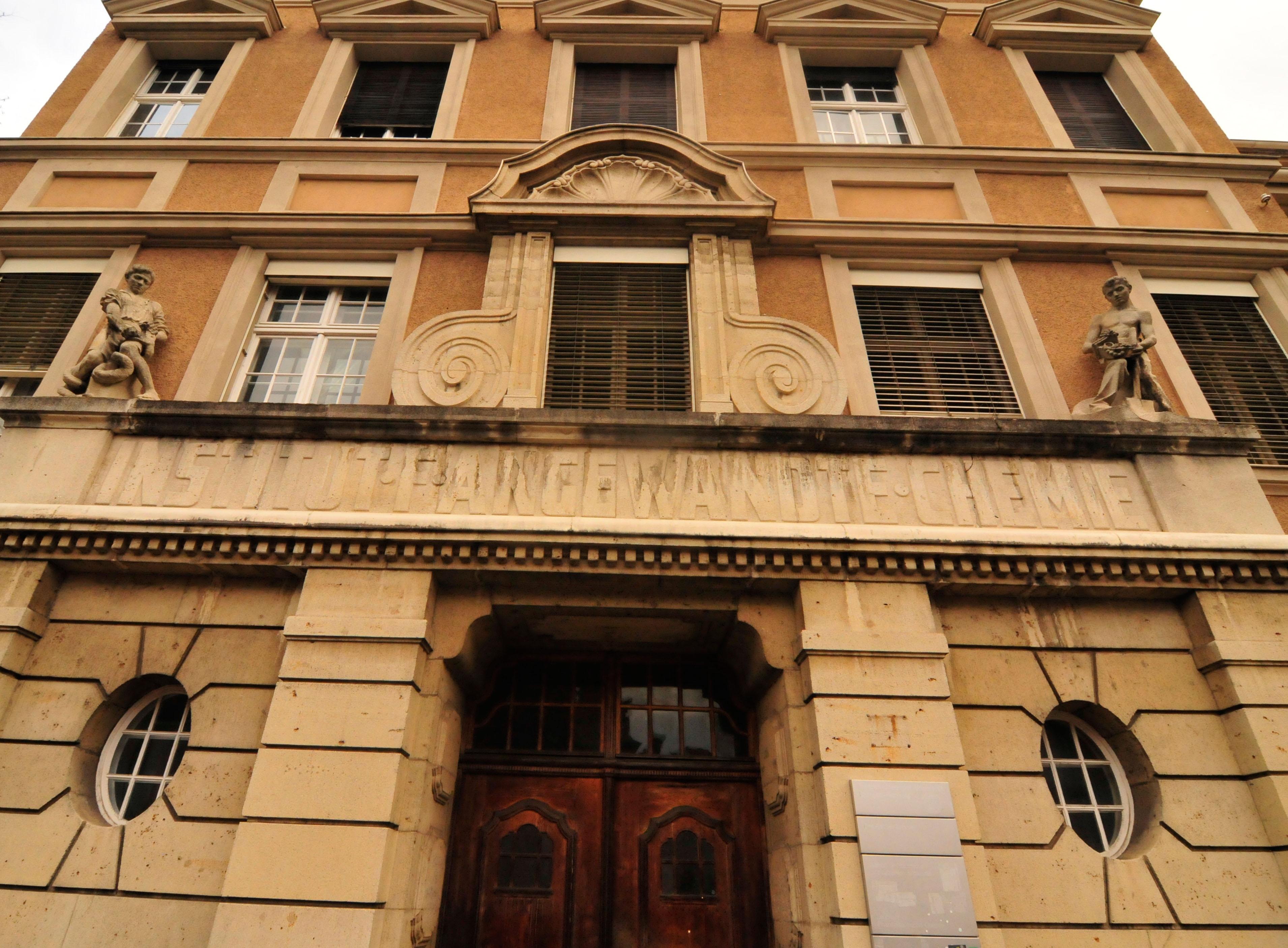 Ein markantes historisches Gebäude der FAU befindet sich in der Schuhstraße. Mit der Errichtung des Instituts für Angewandte Chemie wurde noch im Jahr des Ausbruchs des Ersten Weltkrieges begonnen; die Fertigstellung verzögerte sich aber aufgrund der kriegsbedingten Schwierigkeiten, so dass das Gebäude (nach Vollendung des Rohbaus 1916) erst im Oktober 1920 bezogen werden konnte.