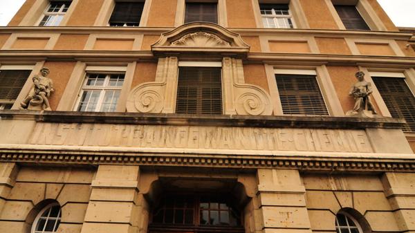 Ein markantes historisches Gebäude der FAU befindet sich in der Schuhstraße. Mit der Errichtung des Instituts für Angewandte Chemie wurde noch im Jahr des Ausbruchs des Ersten Weltkrieges begonnen; die Fertigstellung verzögerte sich aber aufgrund der kriegsbedingten Schwierigkeiten, so dass das Gebäude (nach Vollendung des Rohbaus 1916) erst im Oktober 1920 bezogen werden konnte.