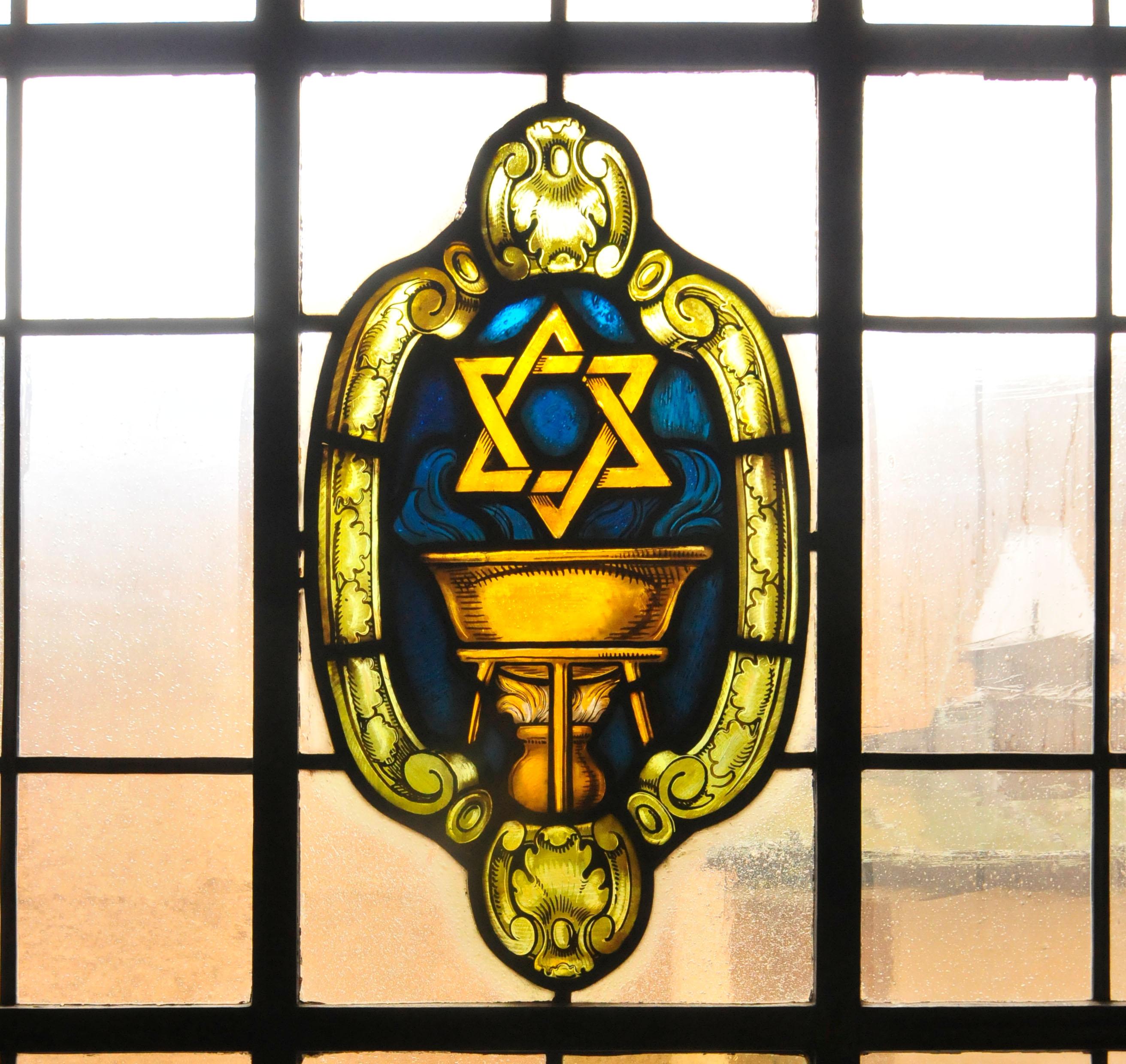 Ein markantes historisches Gebäude der FAU befindet sich in der Schuhstraße. Mit der Errichtung des Instituts für Angewandte Chemie wurde noch im Jahr des Ausbruchs des Ersten Weltkrieges begonnen; die Fertigstellung verzögerte sich aber aufgrund der kriegsbedingten Schwierigkeiten, so dass das Gebäude (nach Vollendung des Rohbaus 1916) erst im Oktober 1920 bezogen werden konnte.