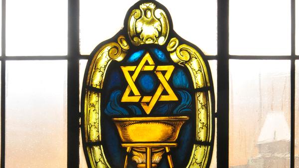 Ein markantes historisches Gebäude der FAU befindet sich in der Schuhstraße. Mit der Errichtung des Instituts für Angewandte Chemie wurde noch im Jahr des Ausbruchs des Ersten Weltkrieges begonnen; die Fertigstellung verzögerte sich aber aufgrund der kriegsbedingten Schwierigkeiten, so dass das Gebäude (nach Vollendung des Rohbaus 1916) erst im Oktober 1920 bezogen werden konnte.