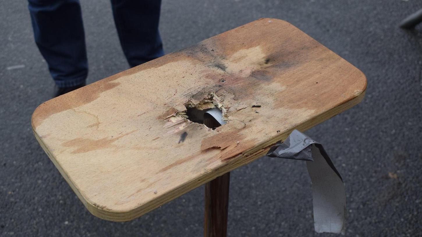 Die Explosion des illegalen Böllers hatte bei der kontrollierten Detonation auf dem Messegelände sogar den Tisch zerstört.