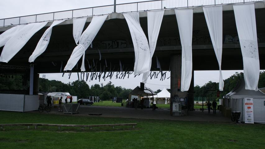 Die Deko steht schon einmal. Große Banner wehen von der Theodor-Heuss-Brücke.