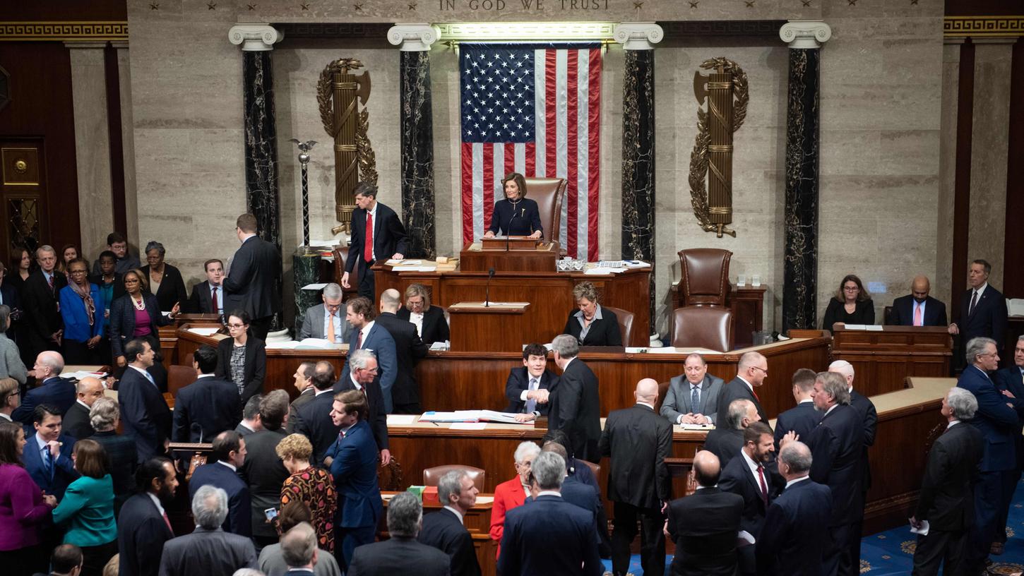 Mit 230 Stimmen ist am Mittwochabend im US-Repräsentantenhaus die Eröffnung des Amtsenthebungsverfahrens gegen Präsident Donald Trump beschlossen worden. Mit 230 Stimmen ist am Mittwochabend im US-Repräsentantenhaus die Eröffnung des Amtsenthebungsverfahrens gegen Präsident Donald Trump beschlossen worden.