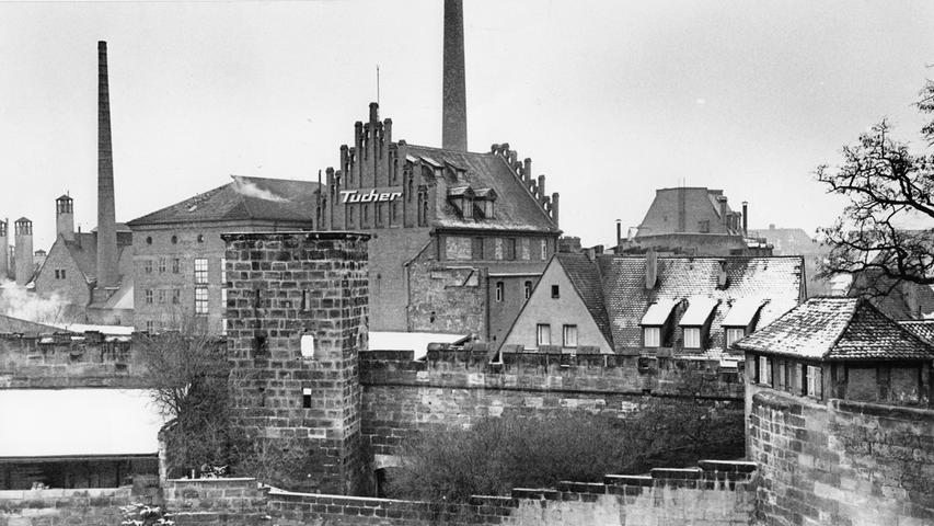 In den 1960er Jahren hat Tucher noch an der Langen Gasse in Nürnberg produziert. Heute steht dort die wirtschaftswissenschaftliche Fakultät der Universität Erlangen-Nürnberg.