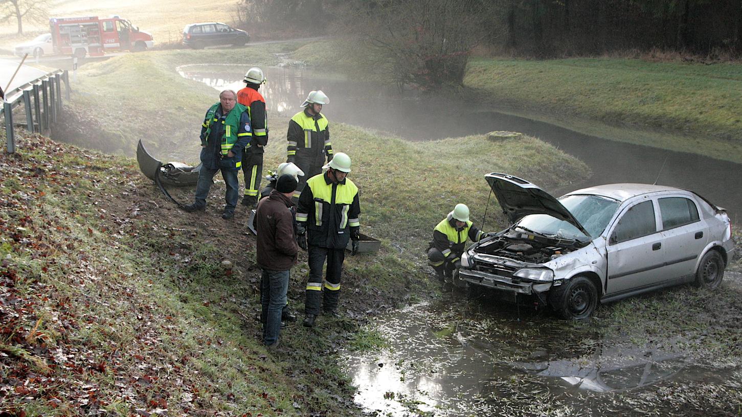 Auto überschlägt sich mehrmals und landet neben Weiher