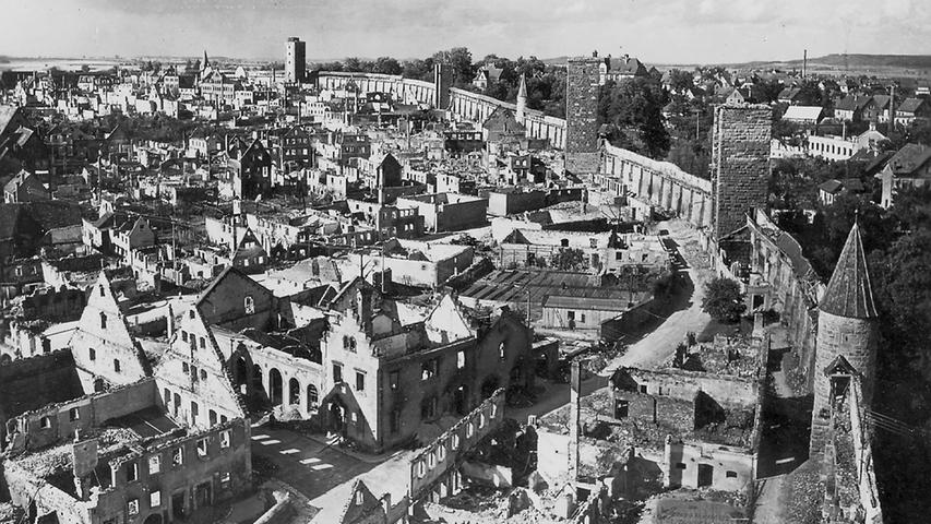 Bei einem Luftangriff am 31. März 1945 verloren in Rothenburg ob der Tauber 39 Menschen ihr Leben, darunter waren neun Kinder. Etwa 40 Prozent der Innenstadt wurden vernichtet, 741 Familien wurden obdachlos. Der Renaissanceteil des Rathauses war ausgebrannt. Und auch die Stadtmauer war fast auf einen Kilometer Länge zerstört. Neun der charakteristischen Türme wurden zu Ruinen.