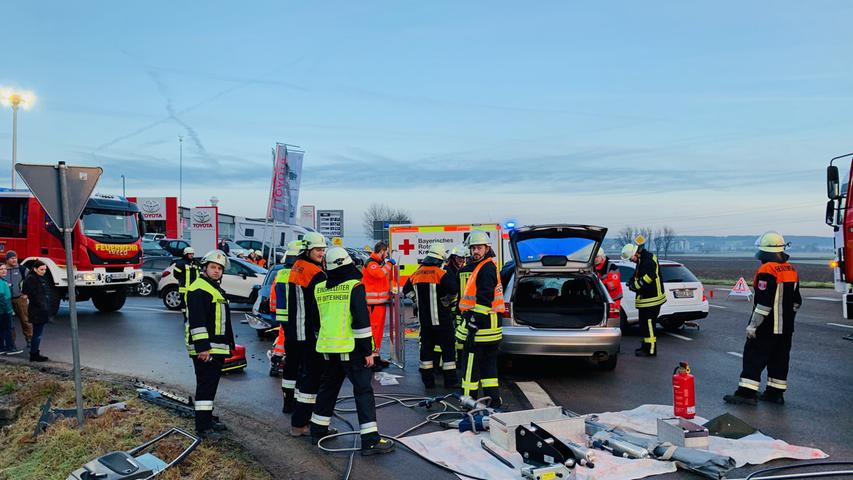 Schwerer Unfall bei Dittenheim: Drei Autos kollidieren