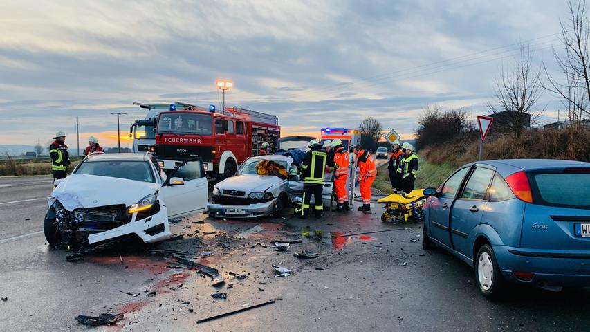 Schwerer Unfall bei Dittenheim: Drei Autos kollidieren