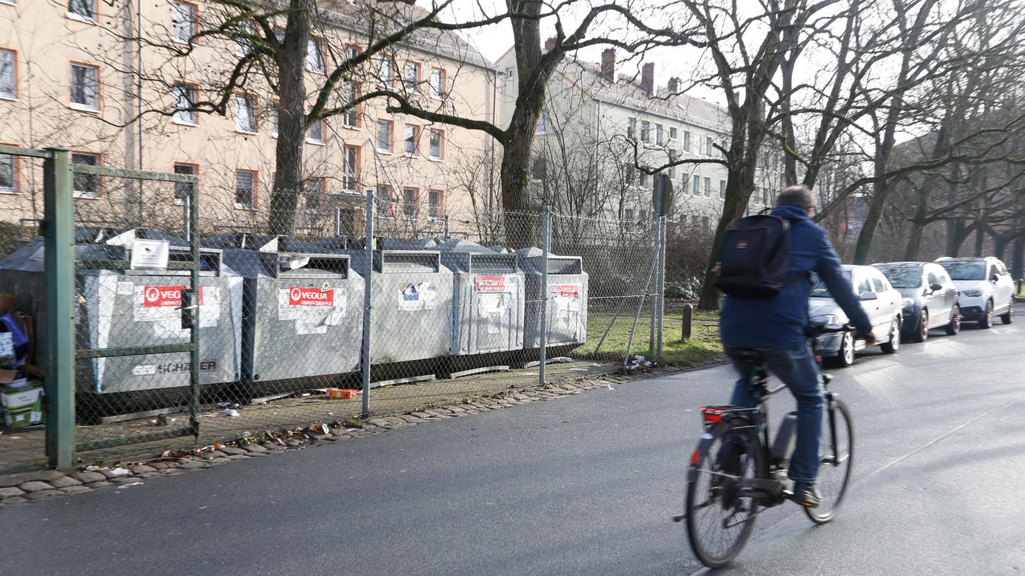 Die Wertstoffinsel am Joseph-Otto-Platz in Forchheim, mit Containern für Verpackungsmüll – kleiner als ein Wertstoffhof, wo auch Sondermüll abgegeben werden kann. Die Insel sollte aufgelöst werden, doch der Umweltausschuss des Landkreises war dagegen.