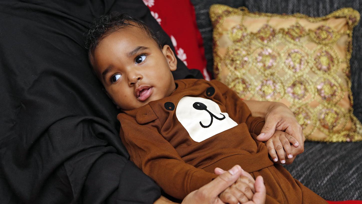 Der kleine Abdul leidet seit seiner Geburt unter Atemaussetzern und epileptischen Anfällen. Seine Mutter lässt ihn nie aus den Augen. Der kleine Abdul leidet seit seiner Geburt unter Atemaussetzern und epileptischen Anfällen. Seine Mutter lässt ihn nie aus den Augen.