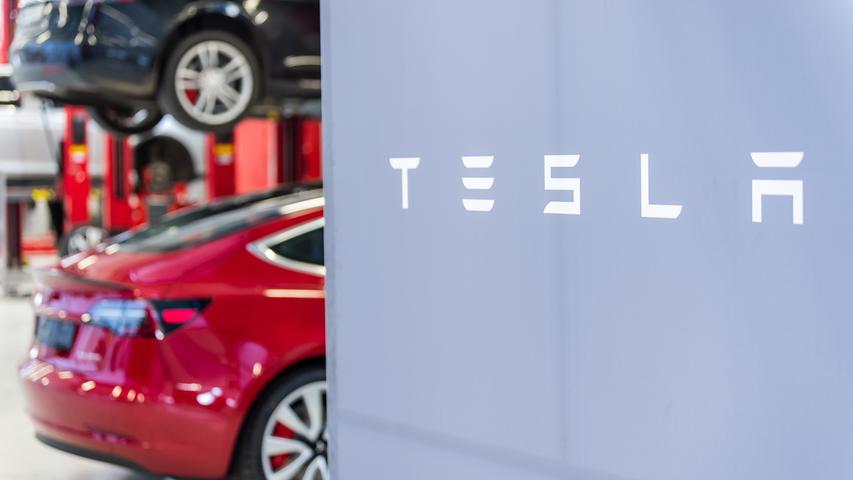 Reno, Schanghai und jetzt Grünheide bei Berlin: Die geplante Fabrik des US-amerikanischen Elektroauto-Herstellers Tesla könnte nach Angaben aus Berlin und Brandenburg bis zu 8000 Arbeitsplätze bringen. Das Projekt löste in Wirtschaft und Politik fast einhellig Begeisterung aus.